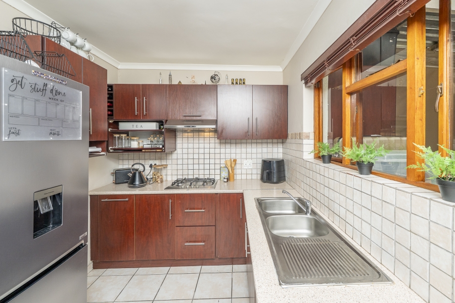 5 Bedroom Property for Sale in Kenridge Western Cape